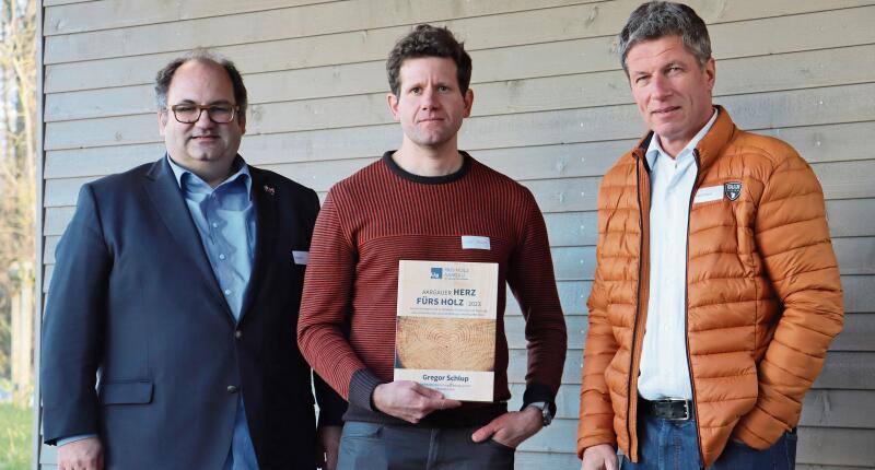 Das «Aargauer Herz für Holz» ging an den Würenloser Architekten Gregor Schlup (Mitte). Überreicht wurde es von Daniel Wehrli (r.), Präsident Pro Holz Aargau, und Theo Kern (l.), Geschäftsführer Pro Holz Aargau.Rinaldo Feusi