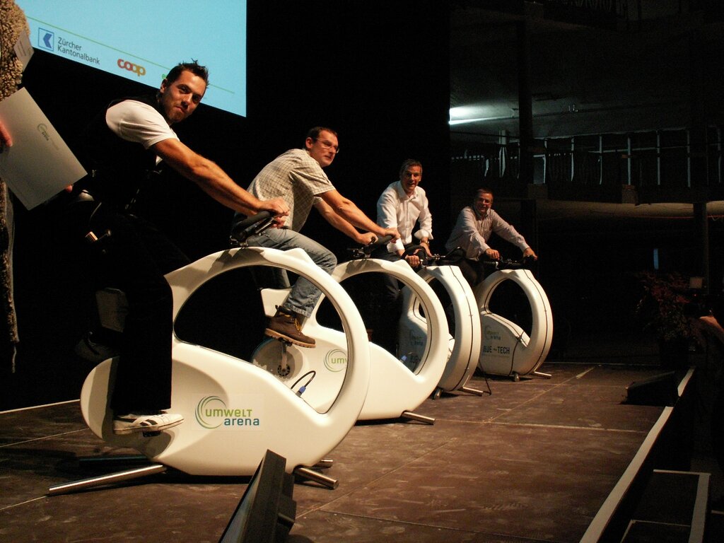 Thomas Büttel (l.) und weitere Vertreter der Baubranche zogen mit Muskelkraft ein Aufrichte-Windrad hoch. Bild: ska
Thomas Büttel (l.) und weitere Vertreter der Baubranche zogen mit Muskelkraft ein Aufrichte-Windrad hoch. Bild: ska