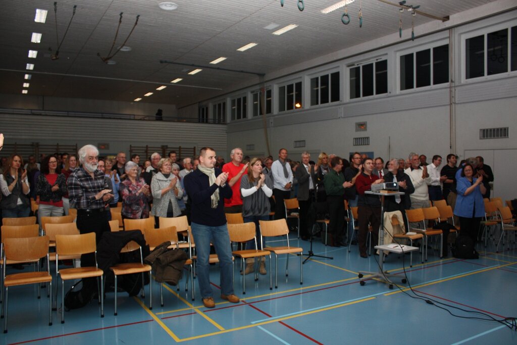 «Standing Ovations» für den abtretenden Gemeindeammann Walter Benz. Fotos: bär
