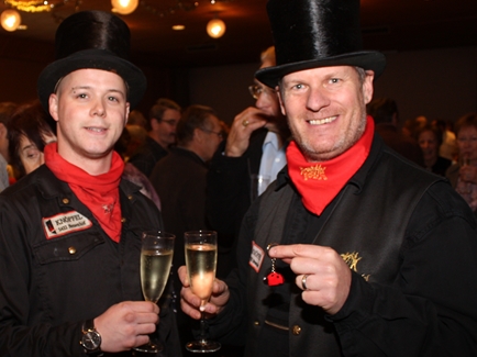 Dominique Röthlisberger (l.) und Daniel Knöpfel verteilten Glücksbringer.
