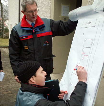 Ruedi Sandmeier (u.) und Kurt Friderich (o.) halten den Brand grafisch fest.

