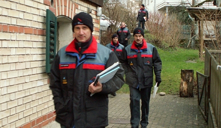 Die Feuerwehrleute überlegen, wo die Chancen und wo die Gefahren bei einem Brand in diesem Haus liegen würden.
