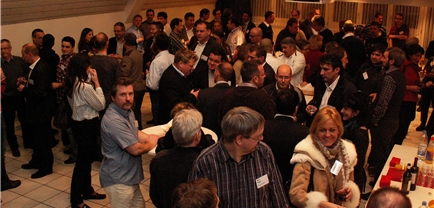 Über 100 Gewerbetreibende aus Spreitenbach besuchten den alljährlichen Industrieapéro. Fotos: ska
