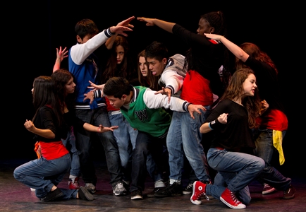 Gruppenszene zu Beginn des Tanzprogramms.
Gruppenszene zu Beginn des Tanzprogramms.