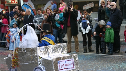 Maxima (6) und Alexa (5) Mark als Kate und William begeisterten nicht nur die Zuschauenden, sie überzeugten auch die Juri und holten sich den Sieg in der Kategorie Wägeli. Fotos: mbo

