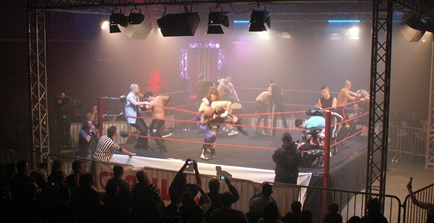 Die Gegner aus dem Ring werfen war das Ziel der Battle Royale unter 17 Schülern der Wrestling Academy Rorbas.Fotos: ska
