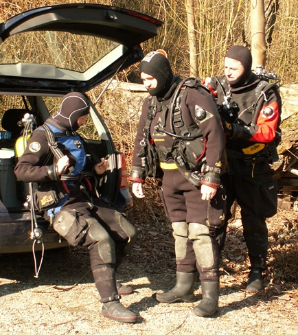 Die Taucher machen sich bereit, nach Velos und anderem zu fischen.