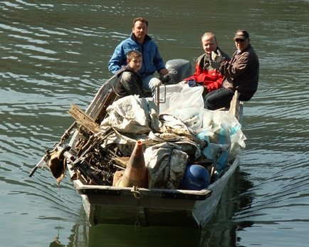 Voll beladen mit Müll, der nicht in die Limmat gehört, trafen die Boote bei der Fischerhütte Wettingen ein, wo eine Mulde und ein Müllwagen bereitstanden.
