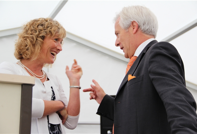 Landammann Susanne Hochuli im Gespräch mit Direktor Marc Pfirter.
