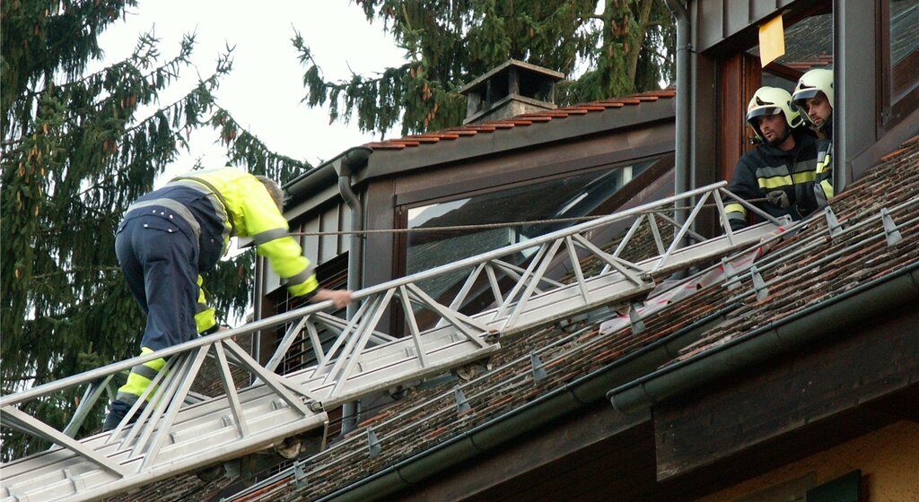 Die Rettung von zwei Personen aus dem Dachgeschoss wurde über eine Autodrehleiter bewerkstelligt.
