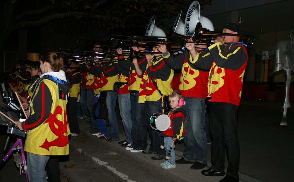 Gross und Klein der 40 Jahre alten Gugge «Bräusi Vögel» spielt vor dem Shopping Center. Fotos: ska
