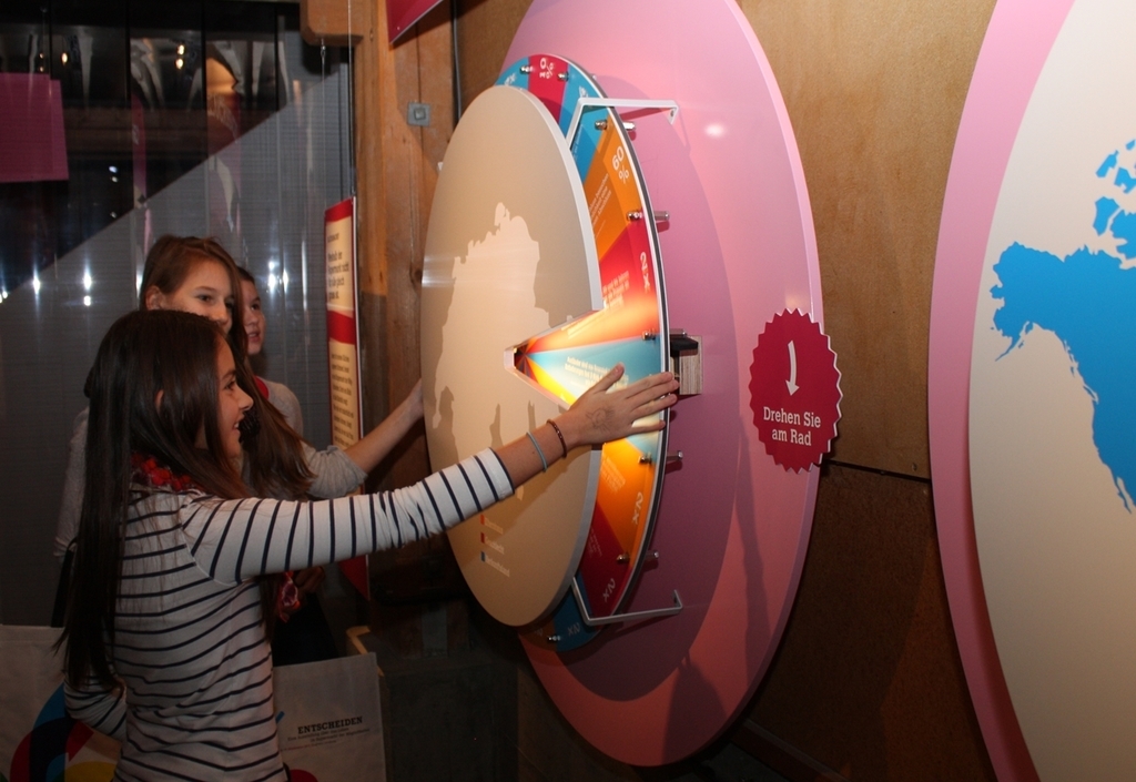 Beverly, Sanja und Maria (v.l.) während der Ausstellung im Stapferhaus. Fotos: bär
