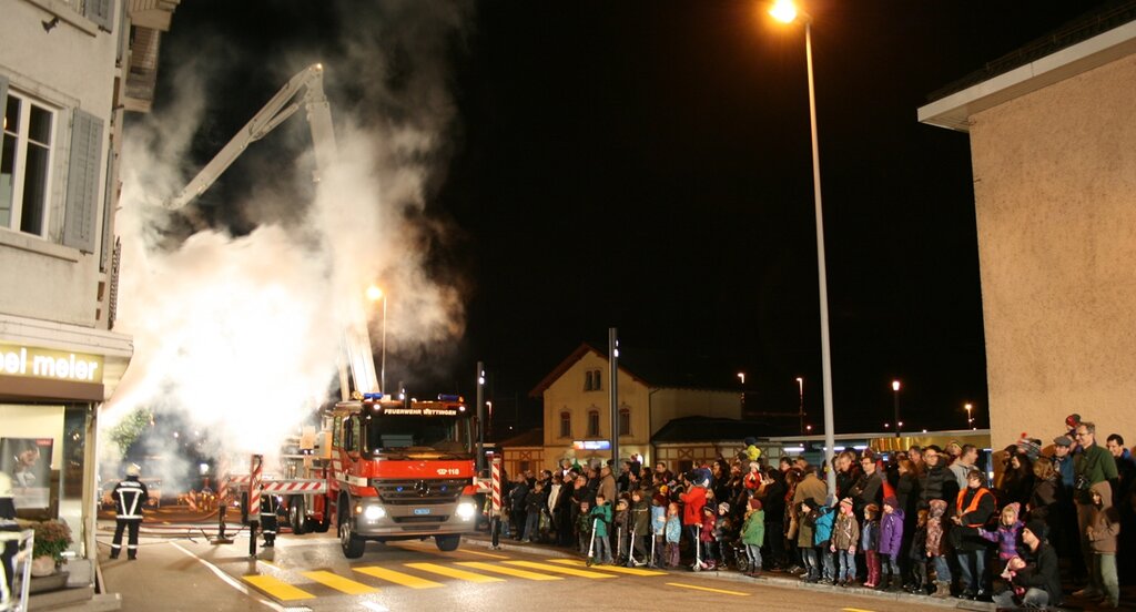 Eine grosse Zuschauermenge verfolgte am Freitagabend die Hauptübung der Feuerwehr Wettingen. Fotos: ska Eine grosse Zuschauermenge verfolgte am Freitagabend die Hauptübung der Feuerwehr Wettingen. Fotos: ska