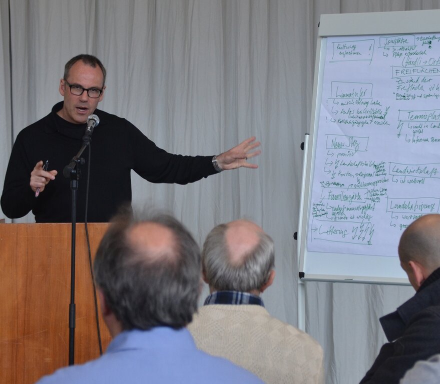 Beat Suter vom Planungsbüro fasste die Ergebnisse der Diskussion um die Freiraumgestaltung zusammen.
