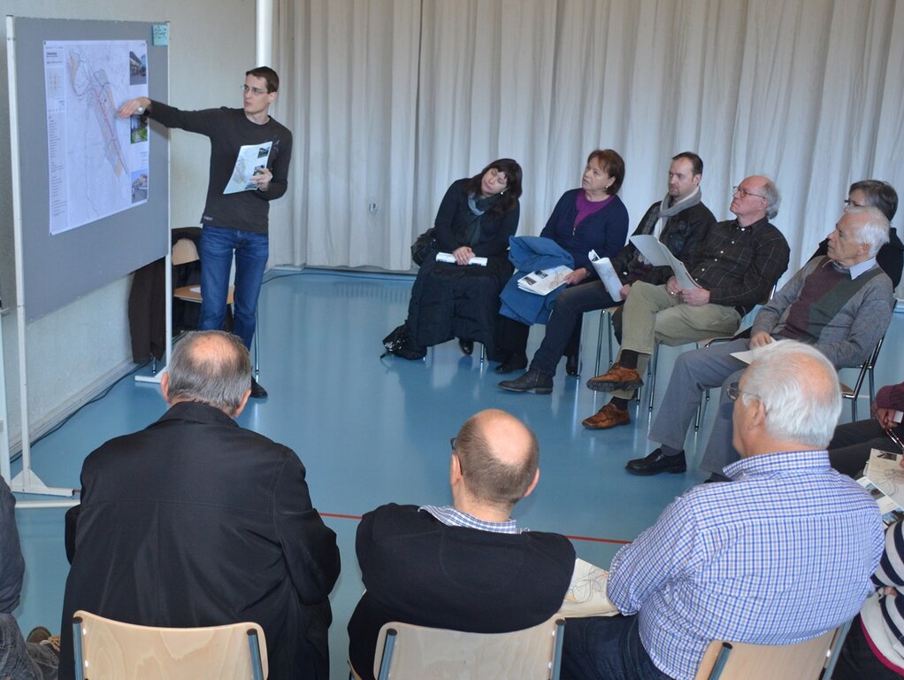 Marco Voser von der Ortsplanungskommission diskutierte mit den Teilnehmern zum Thema Verkehr.
