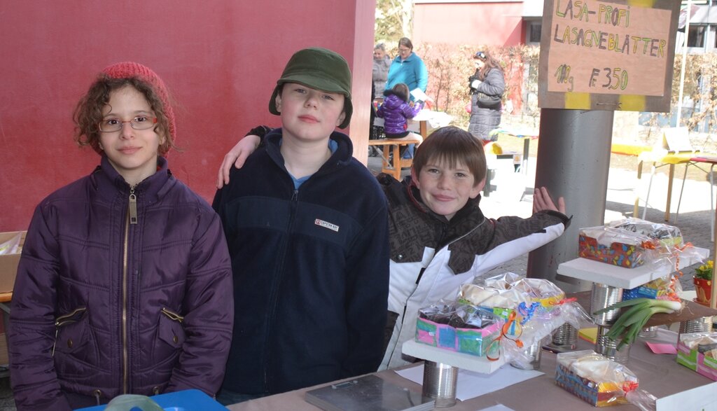 Martina, Marc und Joel Alexander (v.l.) verkauften ihre selbst gemachten Lasagneblätter.
