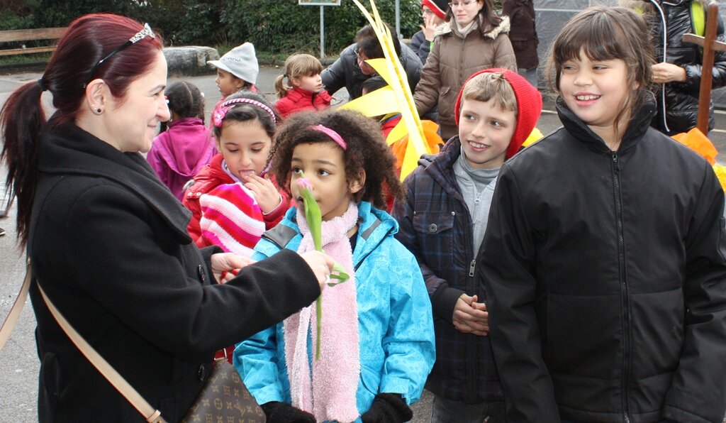 Die Kinder schenken einer Passantin eine Tulpe.Fotos: bär
