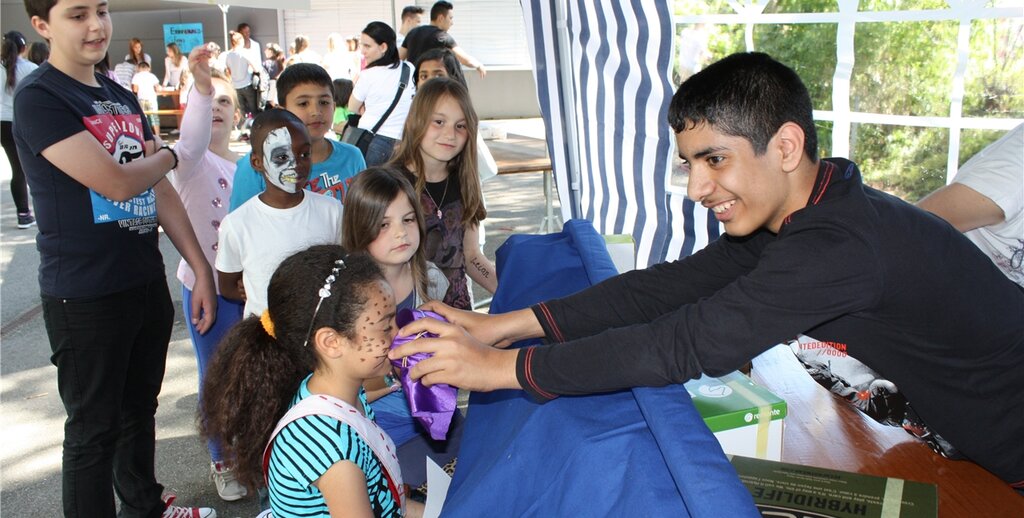 Kendal lässt die Kindergärtler und Primarschüler verschiedene Düfte erraten.Fotos: bär
Kendal lässt die Kindergärtler und Primarschüler verschiedene Düfte erraten.Fotos: bär