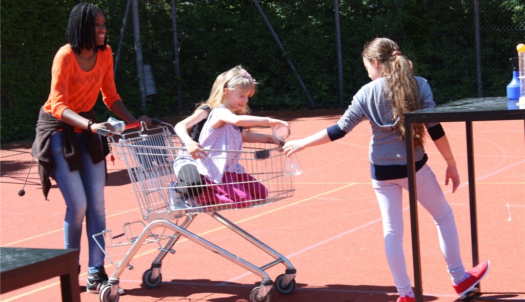 Die Grossen schieben die Kleinen über den roten Platz.
Die Grossen schieben die Kleinen über den roten Platz.