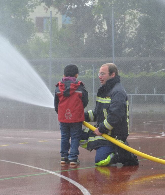 Nun wird Feuerwehrmann gespielt. Nun wird Feuerwehrmann gespielt.