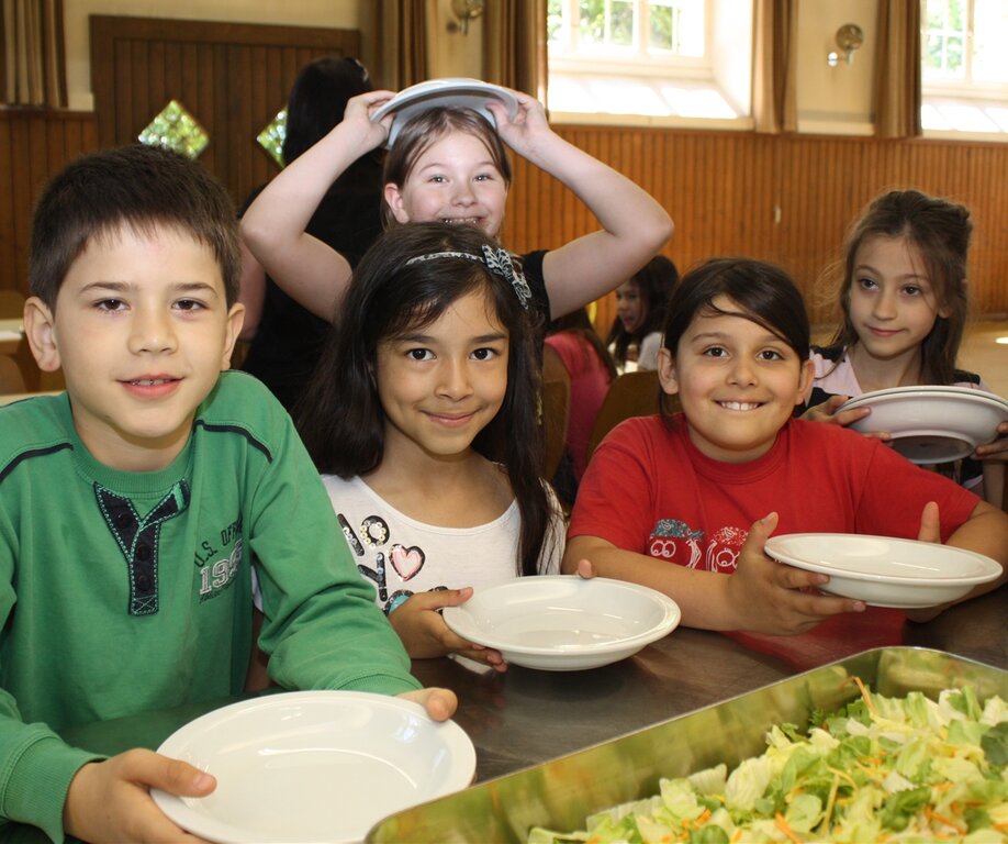 Diese fünf Kinder servieren den anderen Mittagstischkindern das Essen.Fotos: bär
