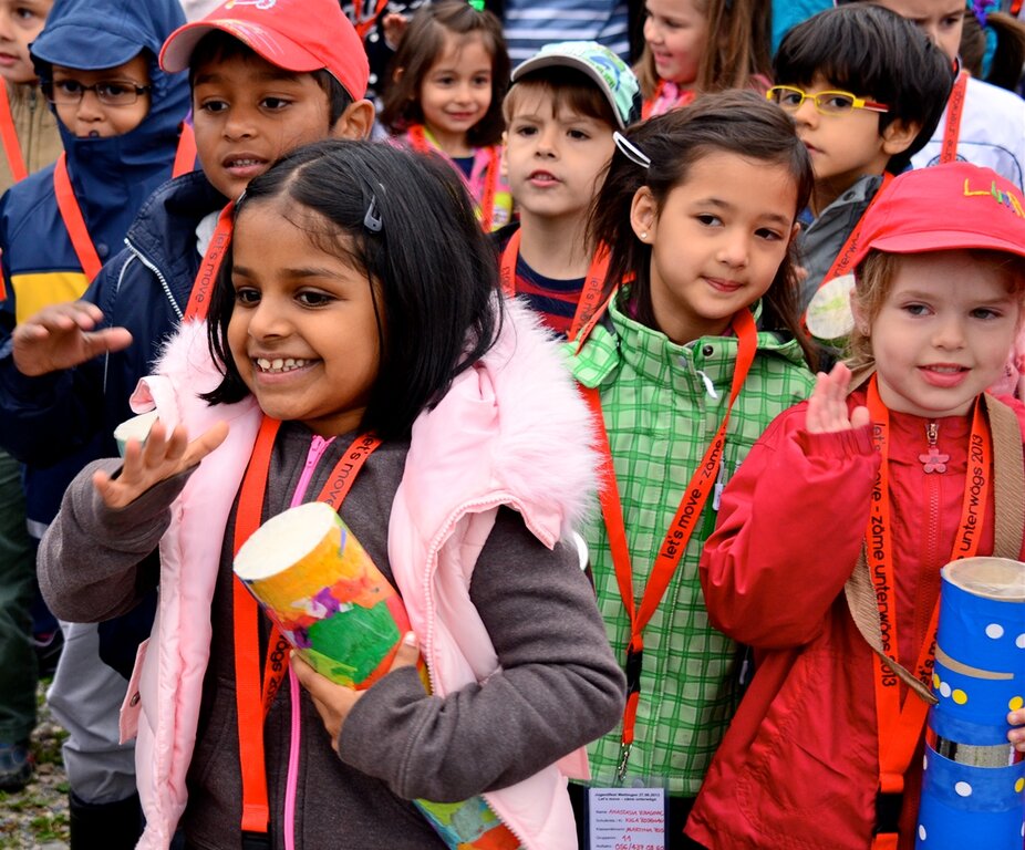 Begeistert trommelten die Wettinger Schüler im gemeinsamen Takt. Foto: swMathias Schiesser leitete die Kinder zum Trommeln an. Foto: swWohlverdienter Preis: Wettinger Sonnenbrillen für die Schüler. Foto: zVg Begeistert trommelten die Wettinger Schüler im gemeinsamen Takt. Foto: swMathias Schiesser leitete die Kinder zum Trommeln an. Foto: swWohlverdienter Preis: Wettinger Sonnenbrillen für die Schüler. Foto: zVg