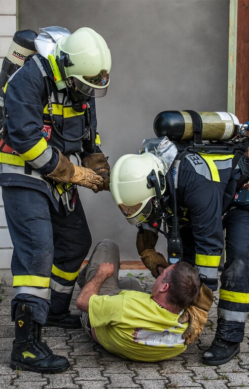 Mit Figuranten proben die Feuerwehrmänner den Ernstfall.Foto: zVgMit Figuranten proben die Feuerwehrmänner den Ernstfall.Foto: zVg