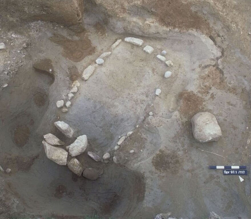 Der Steinkranz zeigt die Ausdehnung der ehemals aus Holz errichteten Grabkammer. Die grosse Steinansammlung im Südwesten ist wohl ein Rest des Grabeingangs. Im nordwestlichen Bereich ist ein Graben mit dunklen Verfärbungen zu erkennen; möglicherweise Spuren einer Holzkonstruktion, die das Grab umgab.Karies bei Steinzeitmenschen: Schlecht für den Steinzeitmenschen – interessant für die Forscher. Fotos: zVg