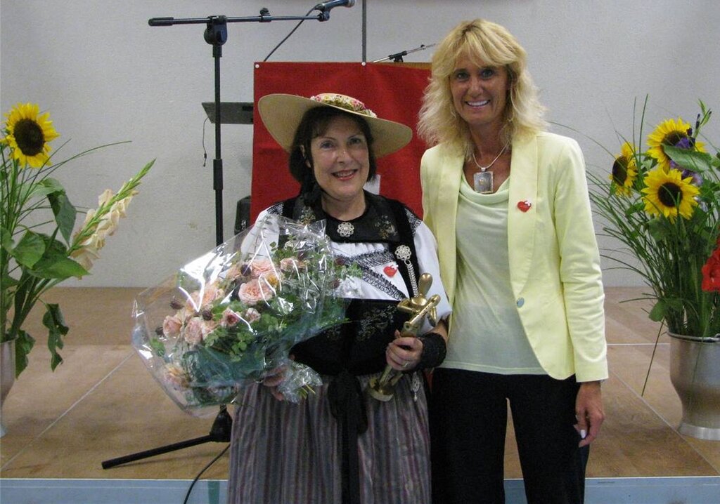 Die Trachtenfrauen servierten den Apéro, Frau Gemeindeammann Susanne Schläpfer freuts. Fotos: zVg
