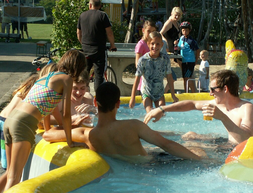 Nach den anstrengenden Matches durfte ein erfrischendes Bad im Brunnen nicht fehlen. Foto: skaVolle Konzentration, voller Einsatz.Schnelle Spreitenbacherin. Fotos: zVg