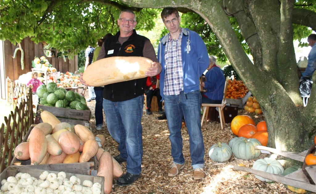 Reto Lienberger mit einer Banana Pink Jumbo.Fotos: bärGemeindeammann Valentin Schmid kochte Kürbissuppe für die Festbesucher.