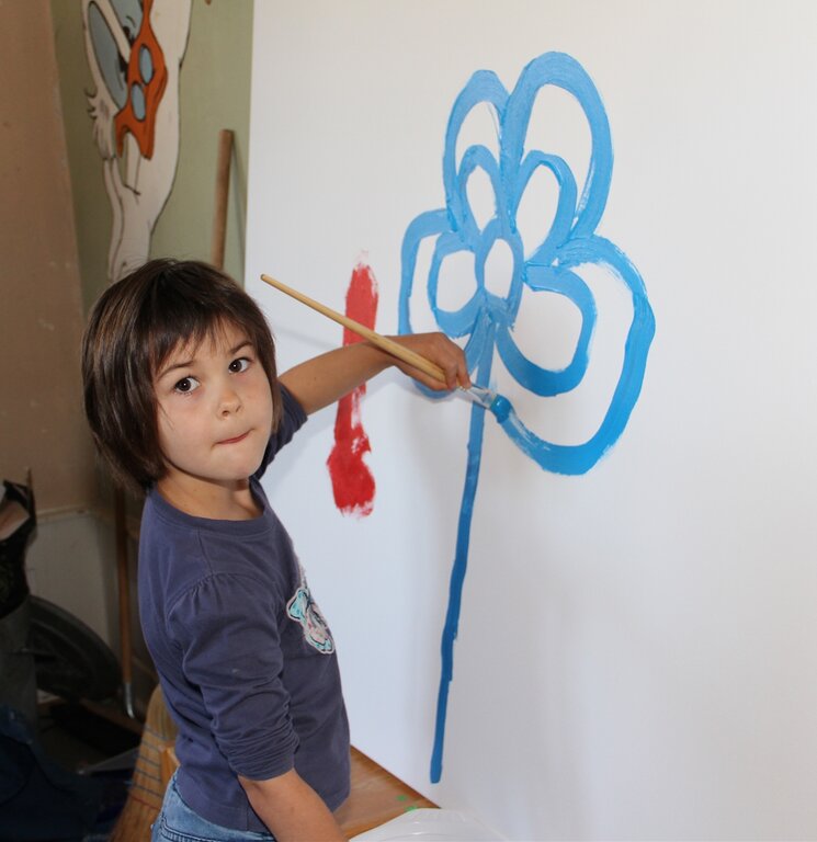 Die 6-jährige Svenja am Gestalten eines Gemeinschaftsbildes.
