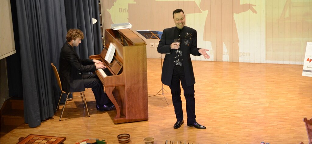 Musikalische Begleitung durch Sänger Alexander Hoffmann und Pianist Ludociv van Hellemont.Die beiden Werkstattgründer Ronnie Hoffmann (l.) und Dieter Pohle erhalten von Gemeinderätin Doris Schmid und Silvia Pinatoden, Präsidentin der Kulturkommission, den überdimensionalen Check.Fotos: bs
