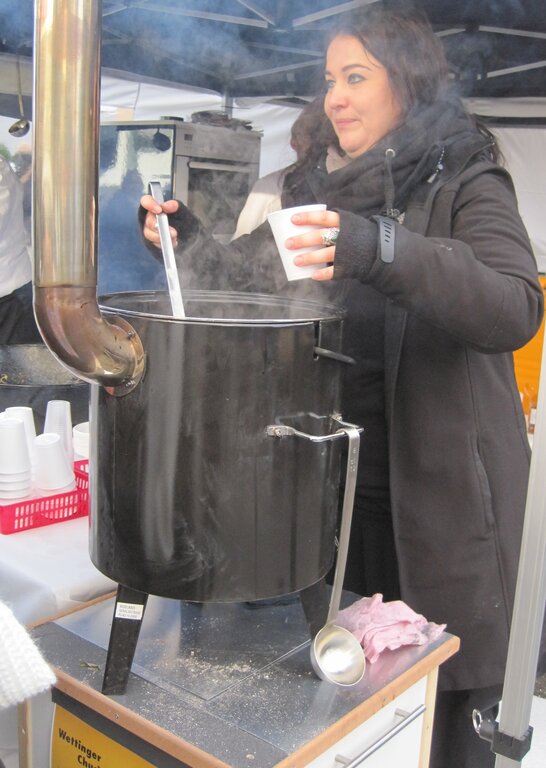 Glühwein war am offenen Sonntag gefragt.