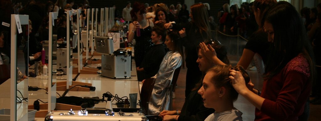 In 45 Minuten mussten die Lehrlinge die Ballfrisuren fertig frisieren.Der Geruch von Haarspray war im Tägi-Saal allgegenwärtig.Volle Konzentration beim Hochstecken.Bei den filigranen Frisuren waren der Fantasie keine Grenzen gesetzt.Manch ein Modell musste mithelfen.Die Hochsteckfrisuren glichen zarten Kunstwerken.Elegante Schleifen konnten am Hair Cup auch aus Haar bestehen.