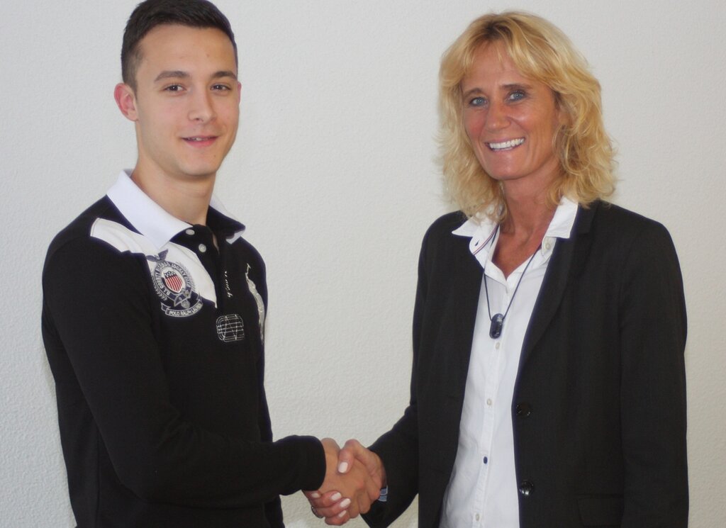 Marco Takac bedankt sich bei Gemeindepräsidentin Susanne Voser, die im Namen der Stiftung den Unterstützungsbeitrag zusagte. Foto: bärMarco Takacs Traum ist es, später in der Nationalliga vor Millionen-Publikum zu spielen.Foto: zVg