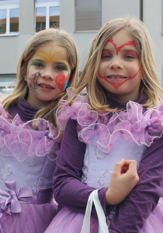 Syria und Luana (6) aus Wettingen als Prinzessinnen.
