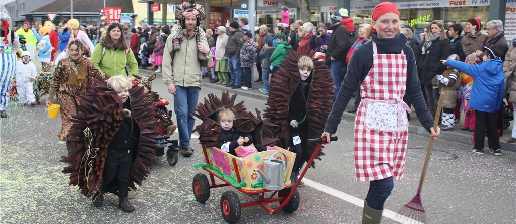 Eine Igel-Bande am Fasnachtsumzug durch die Landstrasse.

