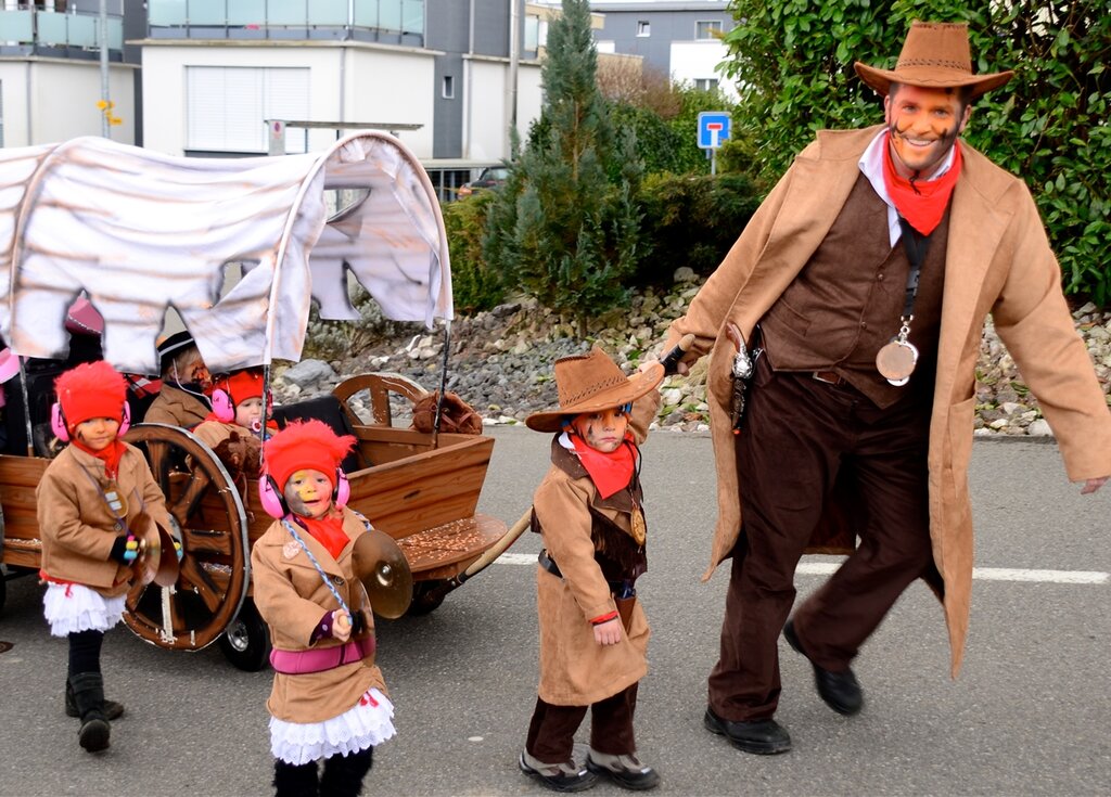 Im Planwagen nahmen die jüngsten der Bräusi-Vögel am Fasnachtsumzug teil.

