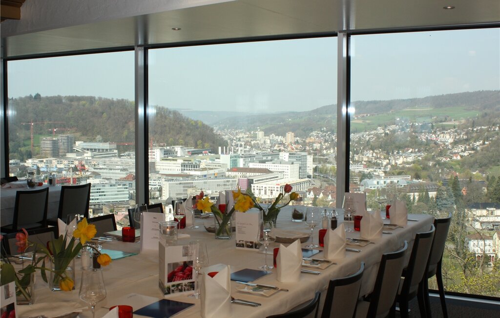 Erker mit Fensterfront bietet Weitblick auf Baden und Ennetbaden.Fotos: bär
