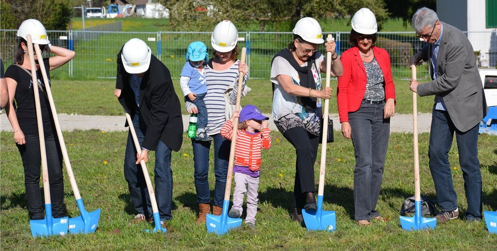 Von den 47 im Gatterächer geplanten Wohneinheiten sind bereits 31 verkauft: Die Besitzer beim Spatenstich. Foto: msDie künftigen Wohnungsbesitzer durften den Aushub gleich selber vornehmen.Für Volksfestatmosphäre beim Spatenstich sorgte dieser «Hau den Lukas».