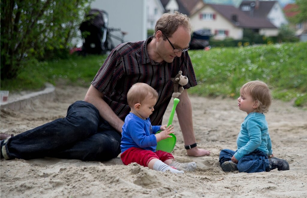 An den Spielnachmittagen sollen die Kinder zusammen mit ihren Eltern etwas erleben. Fotos: bsBeim Basteln und Malen können sich die Kinder kreativ betätigen.Keiner muss basteln, man kann auch einfach nur spielen. An den Spielnachmittagen sollen die Kinder zusammen mit ihren Eltern etwas erleben. Fotos: bsBeim Basteln und Malen können sich die Kinder kreativ betätigen.Keiner muss basteln, man kann auch einfach nur spielen.