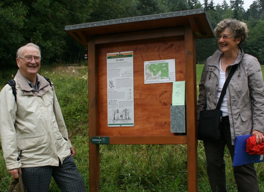 Vereinsmitglieder Fernand Herrmann und Susanna Hobbs beim Waldlehrpfad.Was ist das für ein Baum? Die Infotafel gibt Auskunft. Fotos: ska