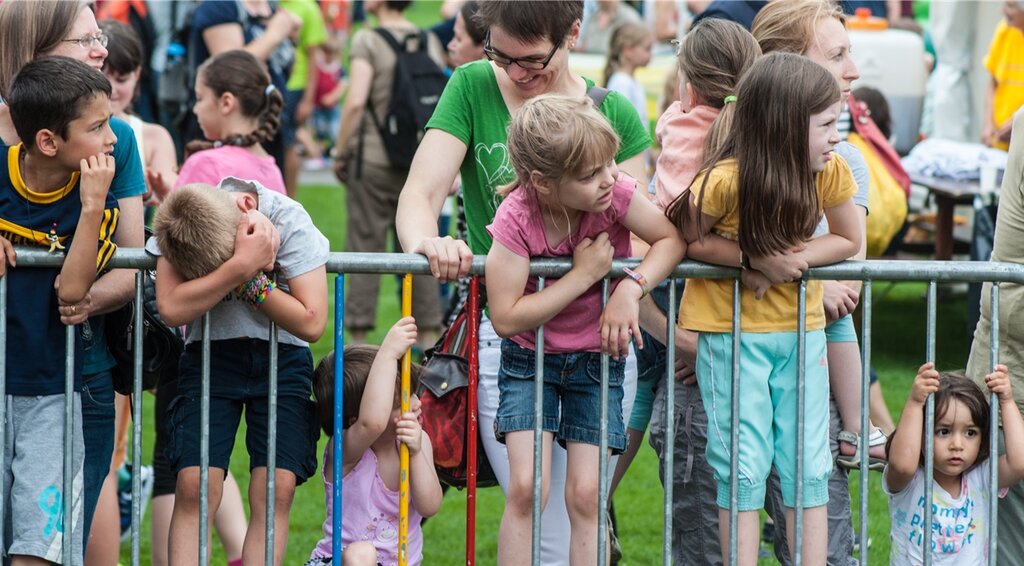Kleine und grosse Fans feuerten die Läuferinnen und Läufer vom Rand der Bahn aus an und fieberten mit Schul- gspänli, Geschwistern, Töchtern und Söhnen mit. Fotos: pn Kleine und grosse Fans feuerten die Läuferinnen und Läufer vom Rand der Bahn aus an und fieberten mit Schul- gspänli, Geschwistern, Töchtern und Söhnen mit. Fotos: pn