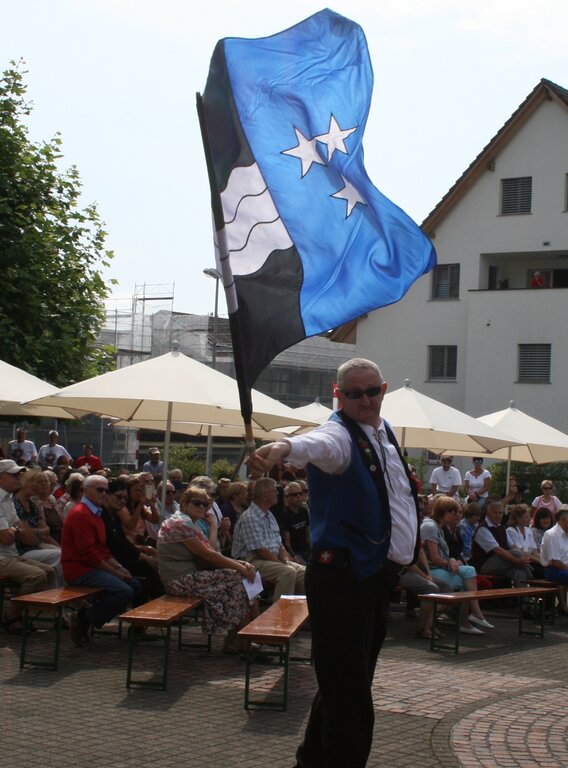 Die Bundesfeier vor dem Gemeindehaus war gut besucht.Festredner Roman Odermatt trat als römischer Kaiser vor die Helvetier.Gross und Klein sang stolz die Nationalhymne. Fotos: skaDer Fahnenschwinger kämpfte zeitweise gegen den Wind.