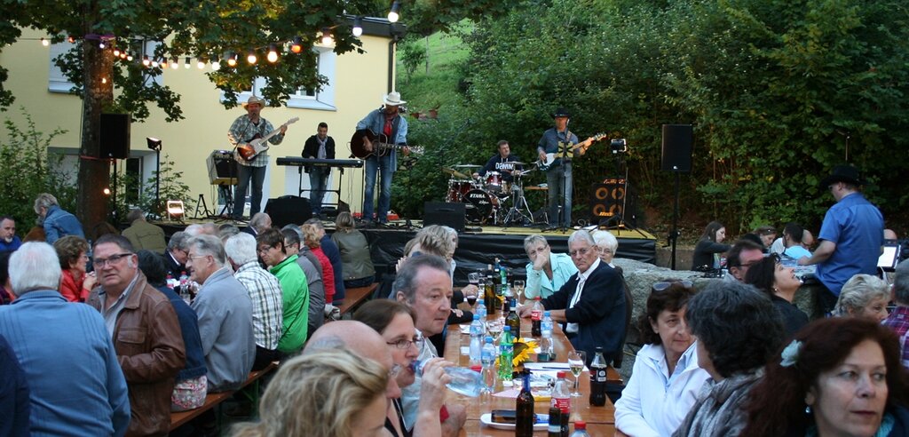 Die Nada Cowboys spielten am Sommerfest der Kulturkommission vor dem Kirchenzentrum Hasel. Fotos: skaDie passionierten Tänzer stürzten sich sofort aufs Tanzparkett und tanzten einen Linedance nach dem anderen.