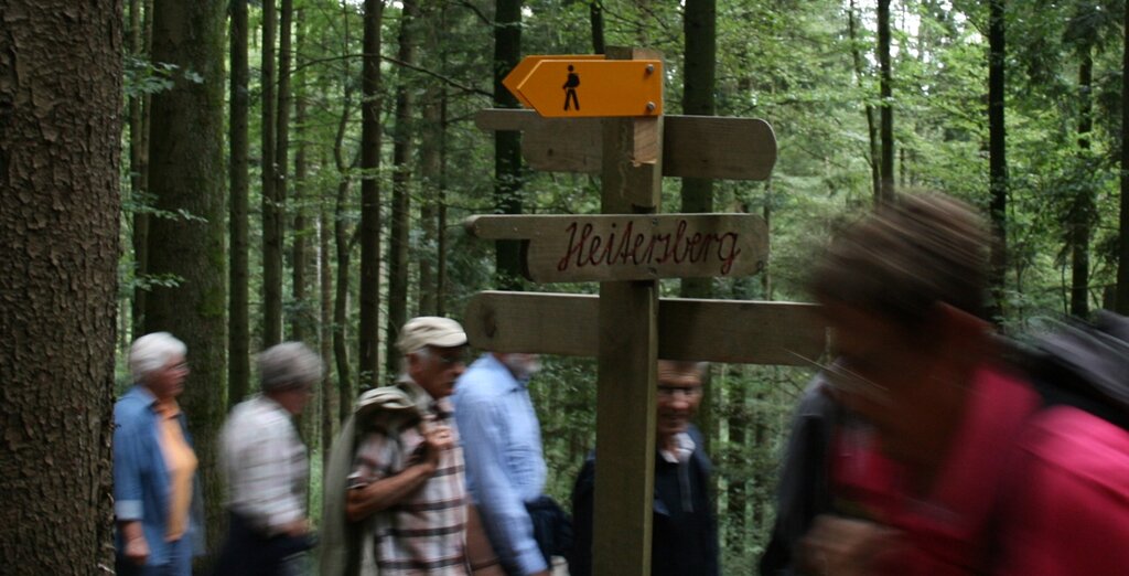 Neu ist eine Route, die bisher nur mit den Wegweisern des Forstamtes ausgeschildert war, mit den gelben Markierungen der Schweizer Wanderwege versehen.45 Personen kamen beim Spreitenbacher Wandertag mit auf den Heitersberg.Godi von Ah kümmert sich um die Spreitenbacher Wanderwege. Fotos: ska