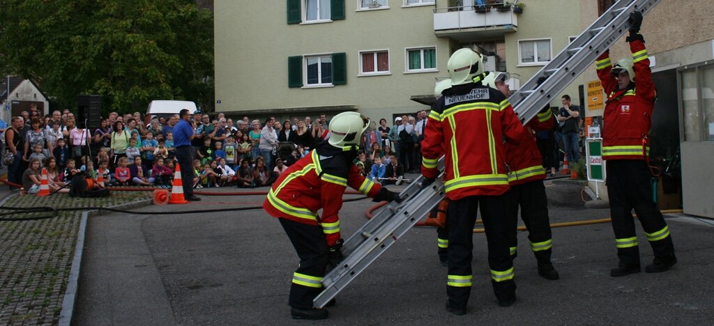 Das Anlegen der langen Leitern im tief gelegenen ersten Stock war etwas knifflig – die kurze Leiter war schon in Gebrauch. Fotos: ska
