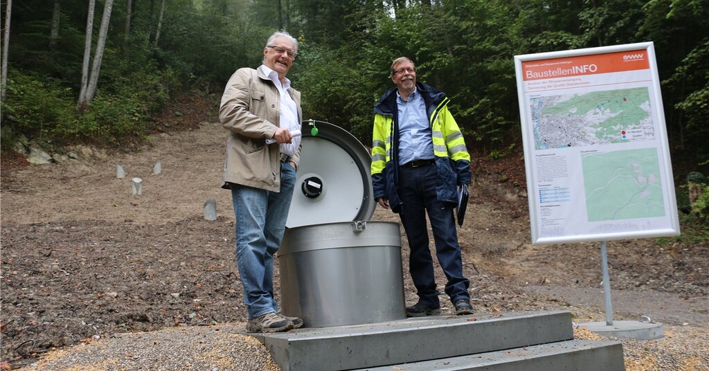 Gemeinderat Roland Kuster und EWW-Leiter Peter Wiederkehr vor der sanierten Quelle Dünnbrunnen.Wasser von der Quelle in die Brunnstube. Fotos: bärBlick von oben. Gemeinderat Roland Kuster und EWW-Leiter Peter Wiederkehr vor der sanierten Quelle Dünnbrunnen.Wasser von der Quelle in die Brunnstube. Fotos: bärBlick von oben.