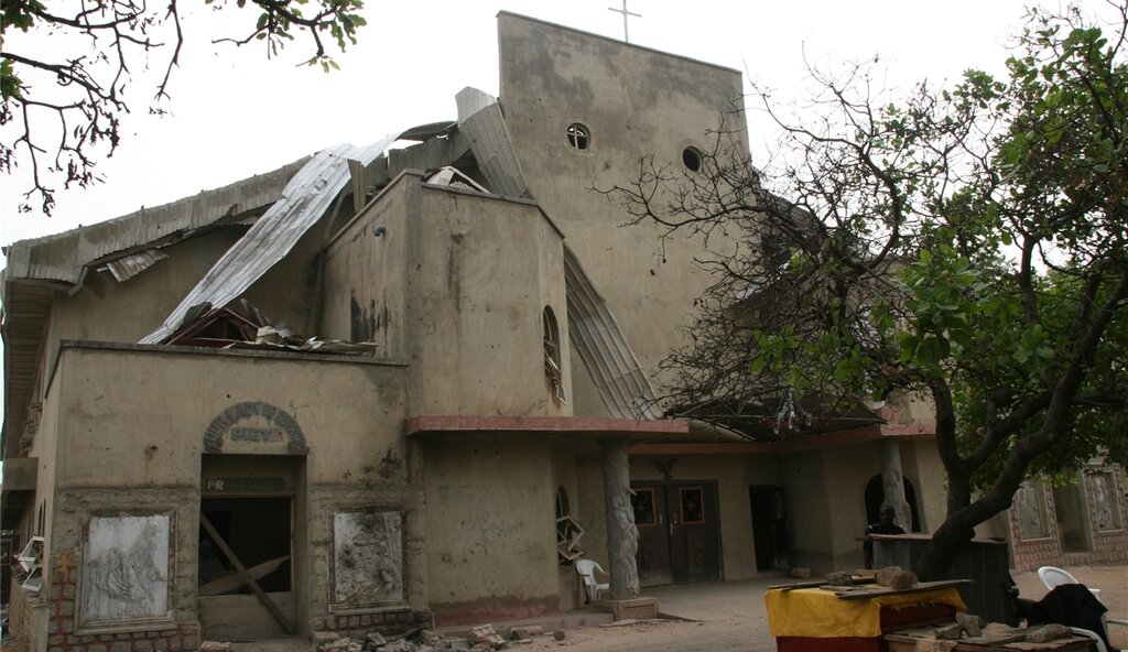 Die zerstörte St.-Theresa-Kirche in Madalla nach dem Anschlag am Weihnachtstag 2011.Obiora Ike während der Predigt in Spreitenbach.Ein durch einen Angriff auf die Kirche zerstörter Tabernakel. Fotos: zVg